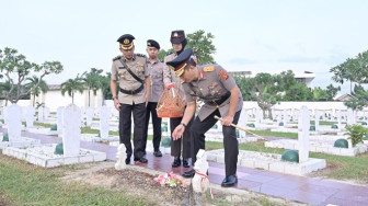 Kapolda Jambi Pimpin Tabur Bunga di Makam Pahlawan